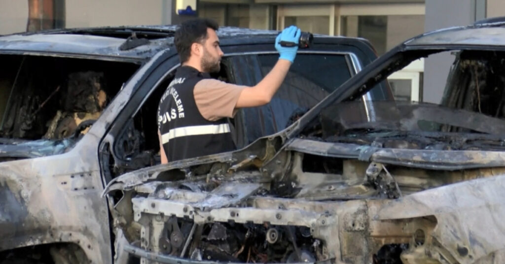 Galeri önünde korkutan yangın: 4 lüks araç yandı