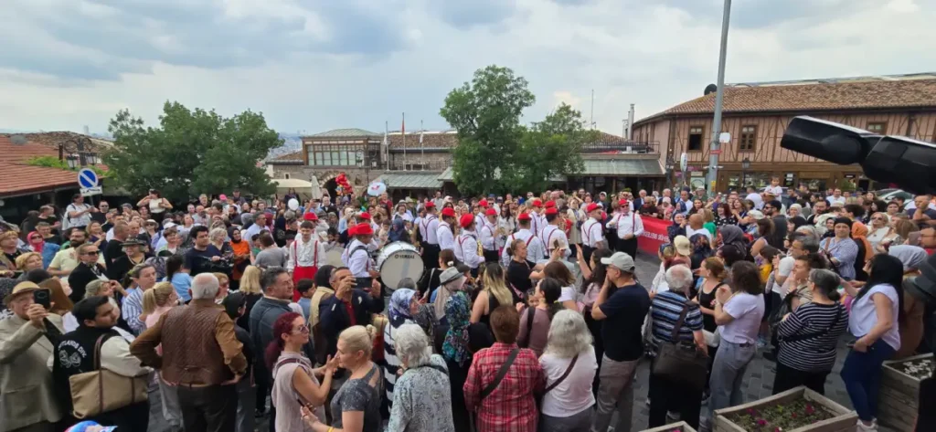 Ankara Kalesi’nde şenlik coşkusu yağmura rağmen yüzleri güldürdü