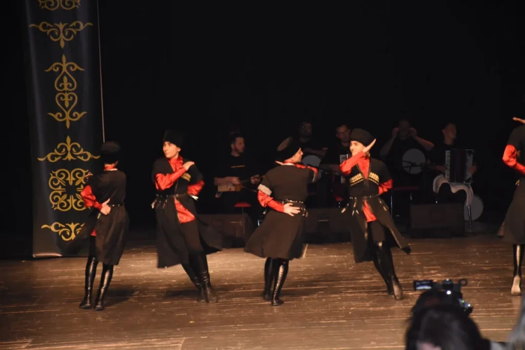 Düzce Adige Kültür Derneği'nin "Sezon Sonu Gösterisi" büyük ilgi gördü