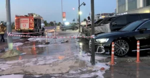 Galeri önünde korkutan yangın: 4 lüks araç yandı