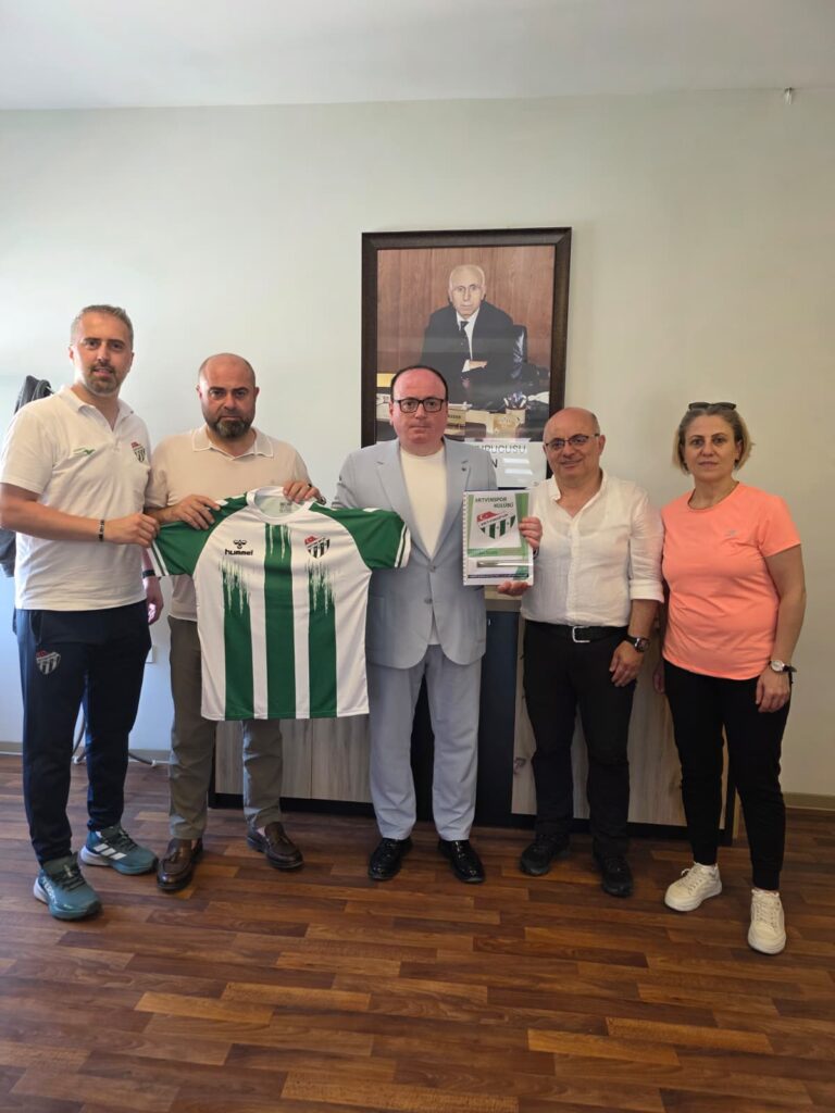 Artvinspor'un Kadın Voleybolu Projesine İş İnsanı Erten Kayan'dan destek
