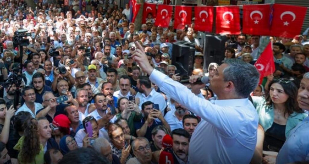 Özgür Özel'den Adana'da yeni parti mesajı: 'Çok yakında yeni bir yol açacağız'