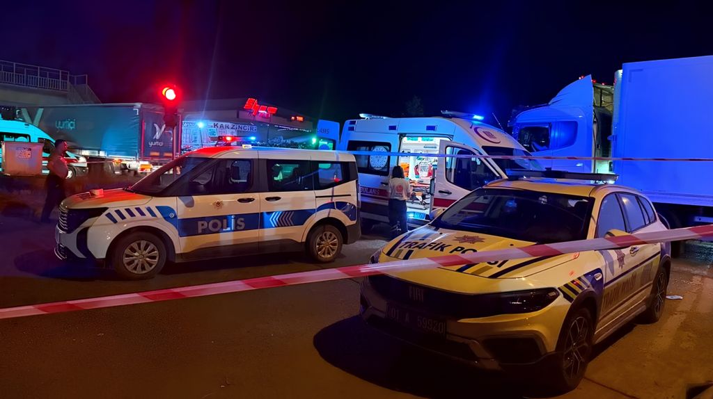 Adanada feci kaza! Trafik ışıklarında bekleyen araca çarptı 1 ölü, 3 yaralı