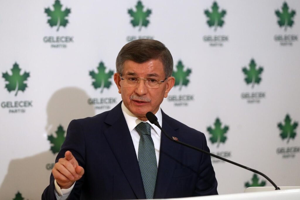Ahmet Davutoğlu siyasetten çekiliyor Gelecek Partisi faaliyetlerini sonlandırdı