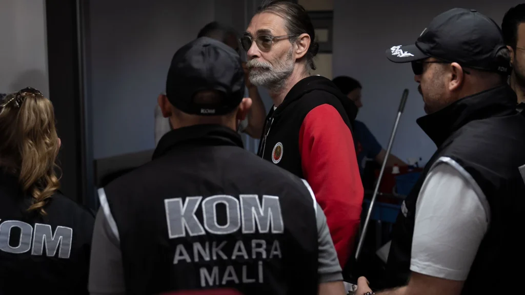 Erdal Beşikçioğlunun da aralarında bulunduğu 51 kişiye gözaltı Etimesgut Belediyesinde operasyon