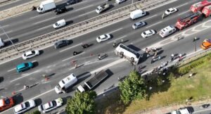 İstanbulda Fatih Sultan Mehmet Köprüsü çıkışındaki Baltalimanı ayrımında servis aracının da karıştığı trafik kazasında 13 kişi yaralandı.