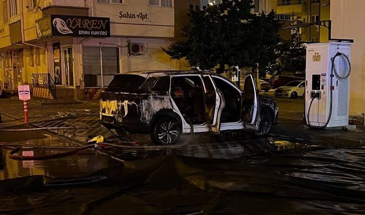 Kayseride şarj istasyonunda korku dolu anlar! Elektrikli otomobil alev alıp patladı