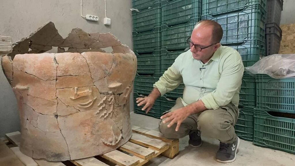 Konyada 5 bin yıllık küp bulundu! İnsan yüzü ve hayat ağacı kabartmaları dikkat çekti