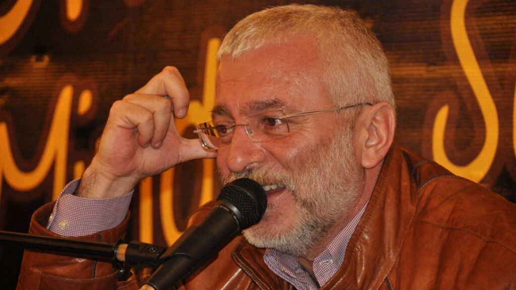 Onur Akın CHPden istifa etti Özgür Özele destek mesajı
