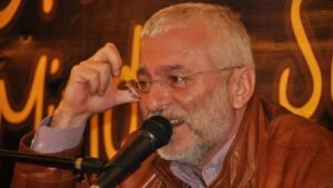Onur Akın CHPden istifa etti Özgür Özele destek mesajı