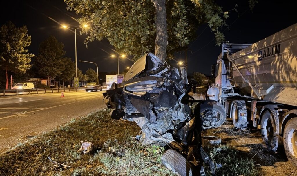 Sakaryada kaza Ağaca çarpan otomobil ikiye ayrıldı
