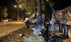 Sakaryada kaza Ağaca çarpan otomobil ikiye ayrıldı
