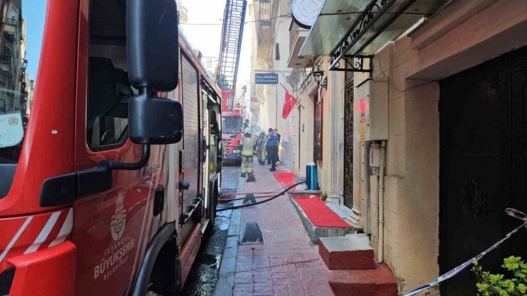 Taksim İstiklal Caddesindeki AVMde yangın paniği