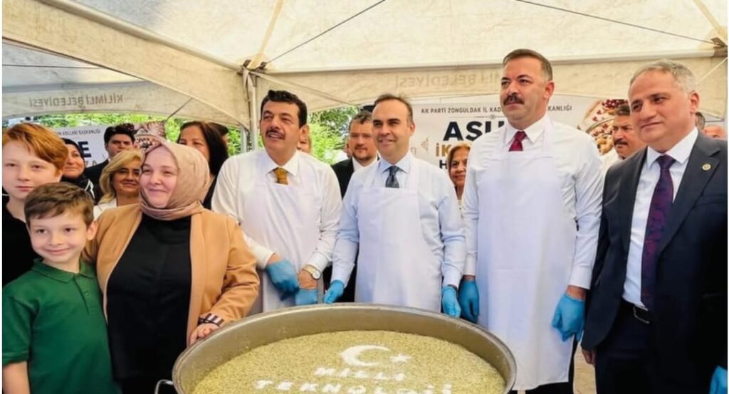 Bakan Kacır Zonguldak'ta vatandaşlara aşure ikram etti