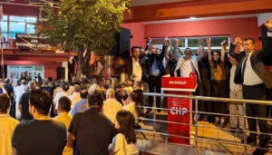 CHP Burdur'da fesih krizi: İl başkanlığı önünde karara tepki