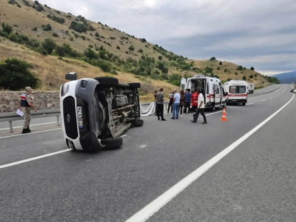 Gaziantep'ten Erzurum'a giden minibüs devrildi