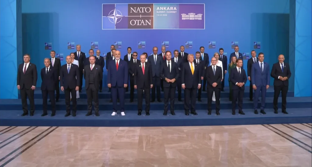 NATO Zirvesi'nde liderlerden aile fotoğrafı