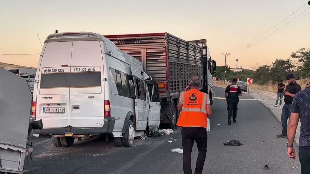 Malatyada tarım işçilerini taşıyan minibüs tıra çarptı 3ü ağır 18 yaralı